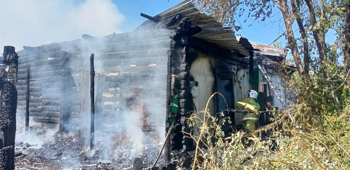 В Усть-Коксинском районе загорелся двухквартирный жилой дом