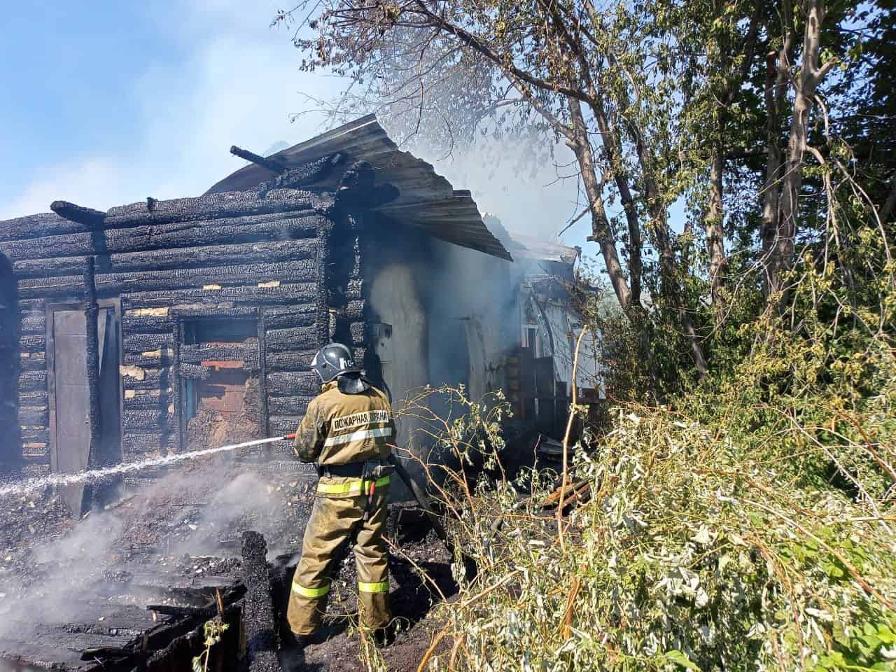 В Усть-Коксинском районе загорелся двухквартирный жилой дом 