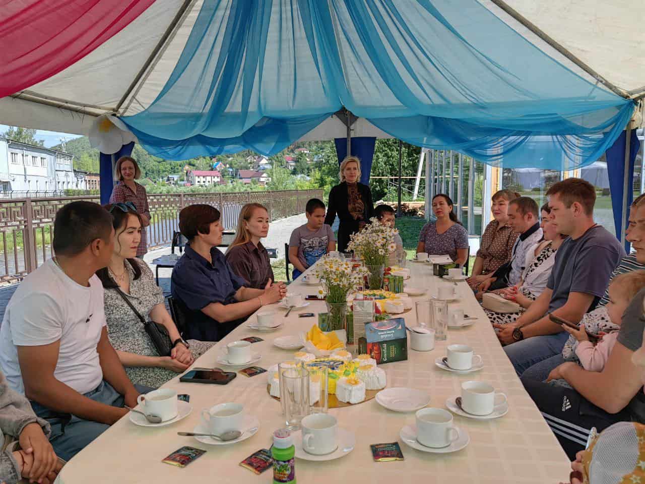 В День семьи, любви и верности в Горно-Алтайске прошла встреча с семьями участников СВО 