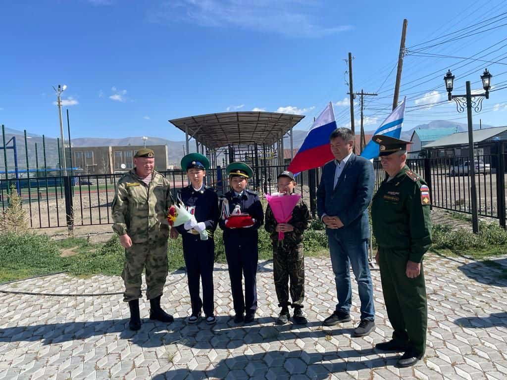 В Кош-Агаче родителям погибшего бойца СВО передали орден Мужества