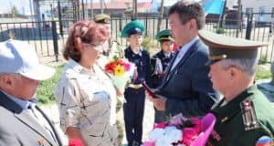 В Кош-Агаче родителям погибшего воина передали Орден Мужества В Кош-Агаче родителям погибшего бойца СВО передали орден Мужества