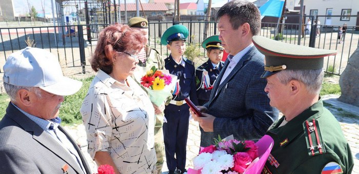 В Кош-Агаче родителям погибшего воина передали Орден Мужества