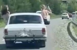 В Чемальском районе приструнили туристов, высунувшихся из окон авто на ходу В Чемальском районе приструнили туристов, высунувшихся из окон авто на ходу