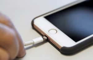 В Чемале продавец украл iPhone из магазина, в котором работал