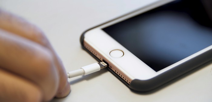 В Чемале продавец украл iPhone из магазина, в котором работал