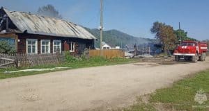 Два дома и надворные постройки сгорели в Уймене