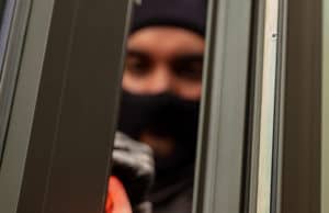В Дубровке двое мужчин проникли в гостевой дом и обокрали туристов на 800 тысяч рублей В Дубровке двое мужчин проникли в гостевой дом и обокрали туристов на 800 тысяч рублей