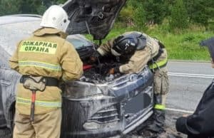 На Семинском перевале загорелся автомобиль На Семинском перевале загорелся автомобиль