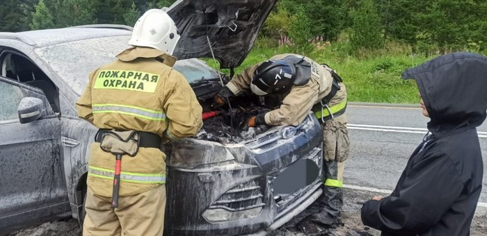 На Семинском перевале загорелся автомобиль