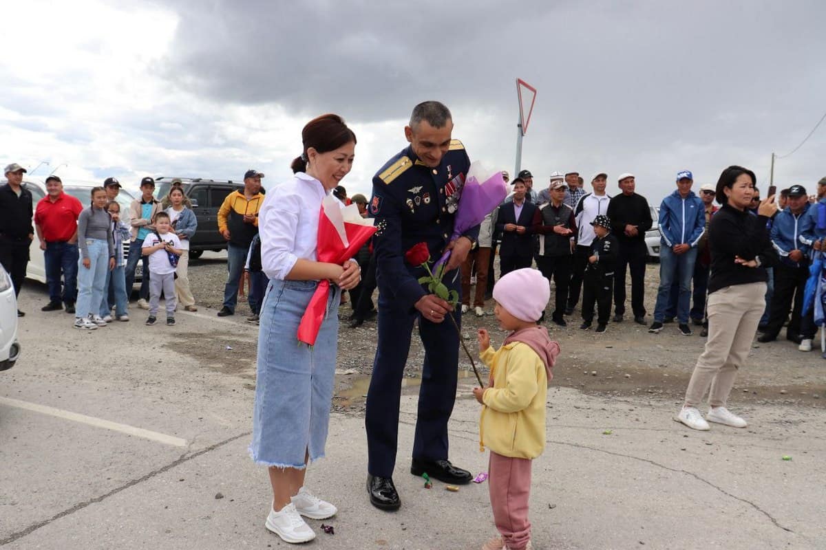 Героя России Данияра Джартанова с почестями встретили на малой Родине 