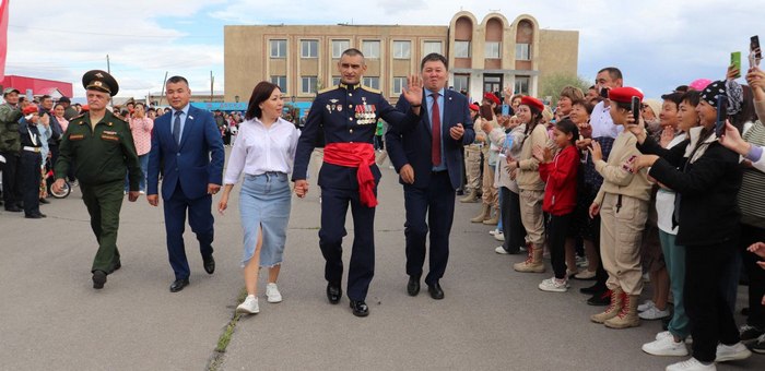 Героя России Данияра Джартанова с почестями встретили на малой родине