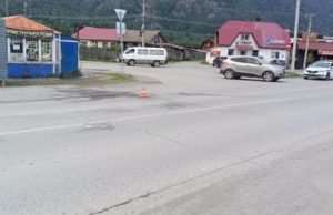 В Чемале «Тойота» сбила подростка на электросамокате В Чемале «Тойота» сбила подростка на электросамокате