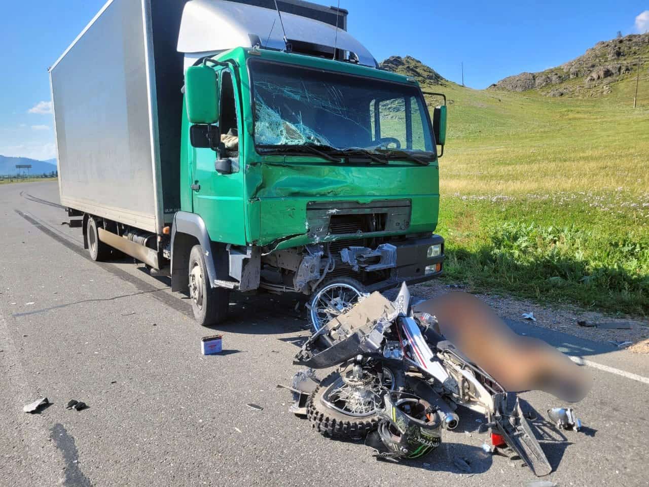Мотоциклист разбился насмерть в ДТП с грузовиком около села Абай 