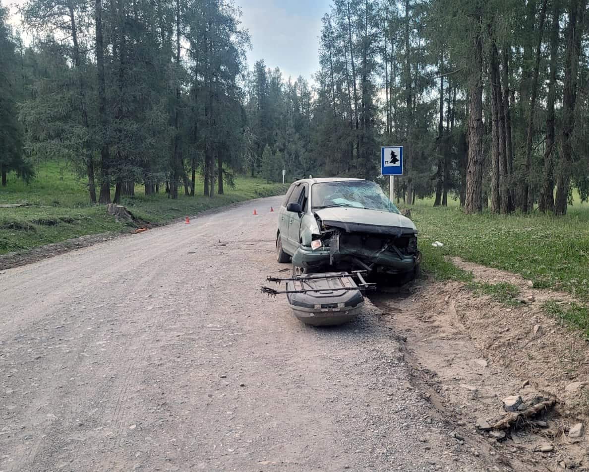 В окрестностях Сугаша иномарка врезалась в пень, пожилой водитель погиб 