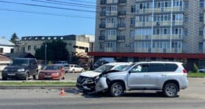 Toyota Land Cruiser и Nissan X-Trail столкнулись в Горно-Алтайске