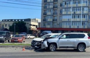Toyota Land Cruiser и Nissan X-Trail столкнулись в Горно-Алтайске