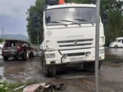 КАМАЗ и внедорожник столкнулись в Озерном, пострадали три человека КАМАЗ и внедорожник столкнулись в Озерном: пострадали три человека