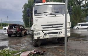 КАМАЗ и внедорожник столкнулись в Озерном: пострадали три человека