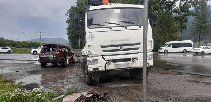 КАМАЗ и внедорожник столкнулись в Озерном, пострадали три человека