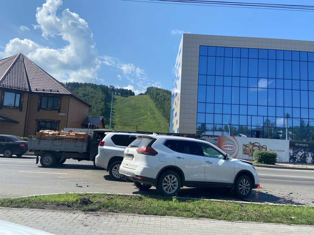Toyota Land Cruiser и Nissan X-Trail столкнулись в Горно-Алтайске 