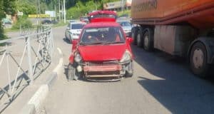 В Майме Honda Fit въехала в пешеходное ограждение
