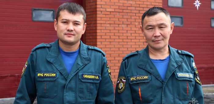 В Горно-Алтайске огнеборцы в свой выходной спасли двухэтажный дом от пожара