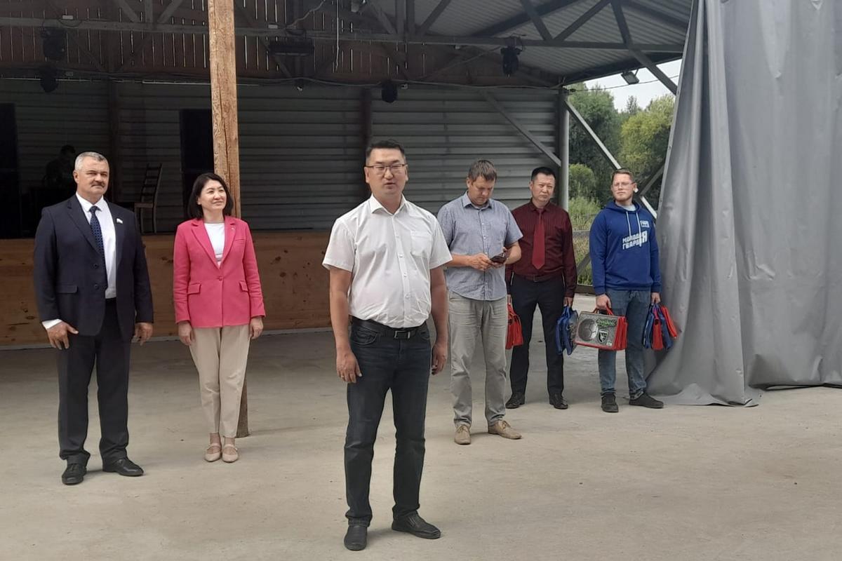 Детям из ЛНР на Алтае вручили канцелярские наборы 