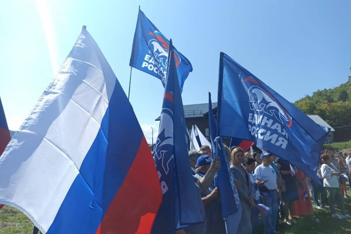 В День флага России на Алтае прошел масштабный патриотический автопробег
