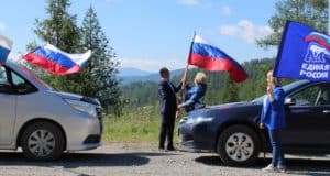 В День флага России на Алтае прошел масштабный патриотический автопробег