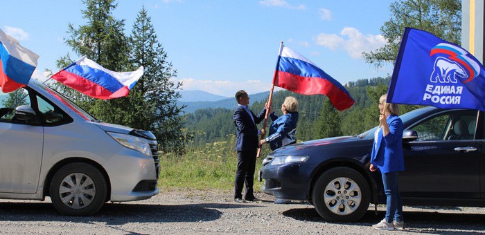 В День флага России на Алтае прошел масштабный патриотический автопробег