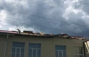 В Каракокше сильный ветер сорвал кровлю со здания школы