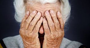 Мошенница обманула 87-летнюю женщину, представившись ее дочерью