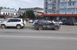 Около «Пятерочки» на Проточной столкнулись автомобили