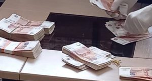 В Горно-Алтайске задержали чиновника и полицейских, которые получили крупную взятку от бизнесмена
