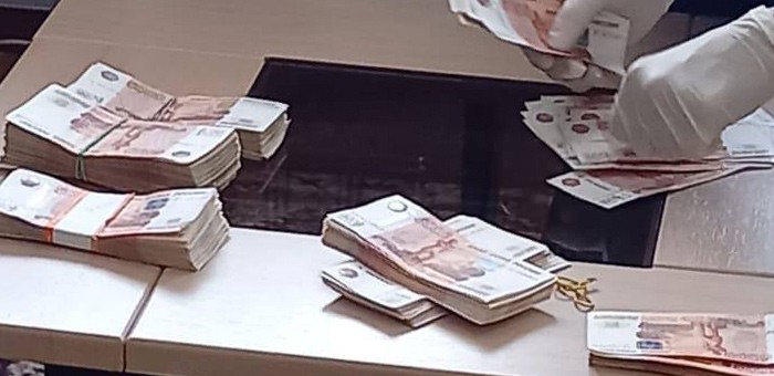 В Горно-Алтайске задержали чиновника и полицейских, которые получили крупную взятку от бизнесмена