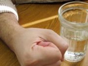 Пьяный сельчанин с ножом и пистолетом угрожал убийством своей матери Пьяный сельчанин с ножом и пистолетом угрожал убийством своей матери