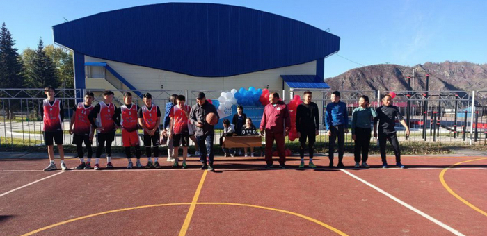 Многофункциональную спортплощадку открыли в Усть-Кане