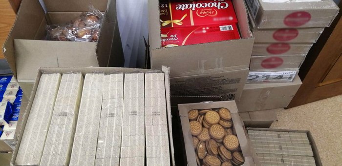 Иностранцу не дали вывезти из России больше 100 кг сладостей