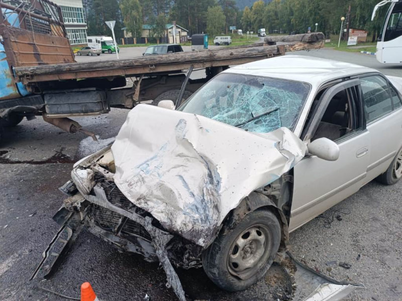 Грузовик и Toyota Corolla столкнулись на Чемальском тракте