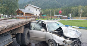 Грузовик и Toyota Corolla столкнулись на Чемальском тракте Грузовик и Toyota Corolla столкнулись на Чемальском тракте
