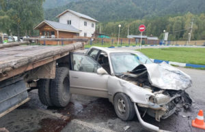 Грузовик и Toyota Corolla столкнулись на Чемальском тракте