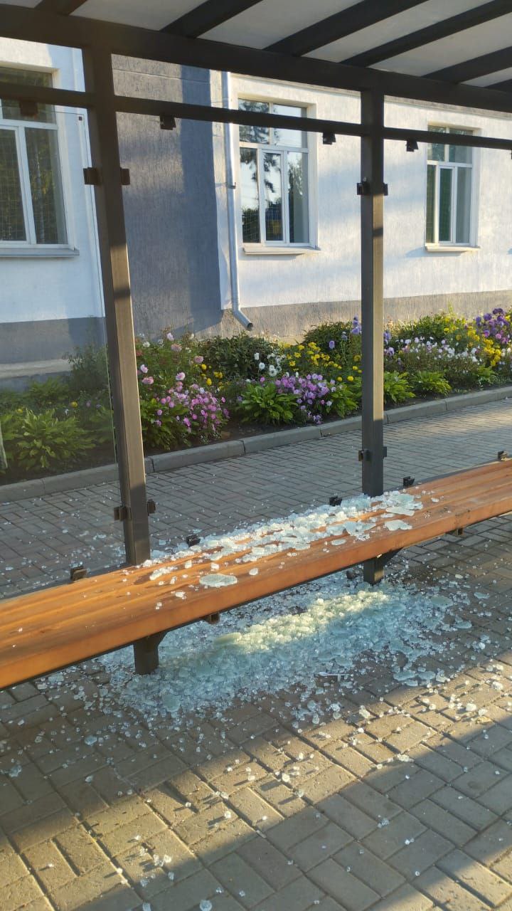Вандалы разбили стекла на остановочных павильонах в Горно-Алтайске 