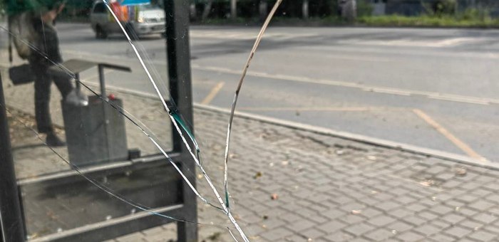 Вандалы разбили стекла на остановочных павильонах в Горно-Алтайске