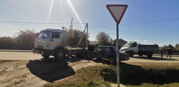 Ребенок пострадал в ДТП с грузовиком в Усть-Коксе