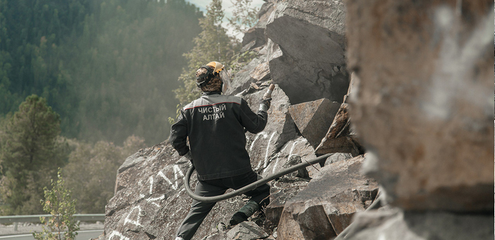 Волонтеры очистили от надписей скалы у Телецкого озера