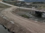 Рядом с разрушенным мостом через Большой Улаганчик открыли временную переправу Рядом с разрушенным мостом через Большой Улаганчик открыли временную переправу