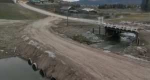 Рядом с разрушенным мостом через Большой Улаганчик открыли временную переправу
