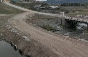 Рядом с разрушенным мостом через Большой Улаганчик открыли временную переправу Рядом с разрушенным мостом через Большой Улаганчик открыли временную переправу