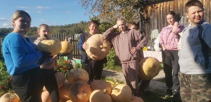 Школьники в Ускуче помогли пенсионерам убрать урожай