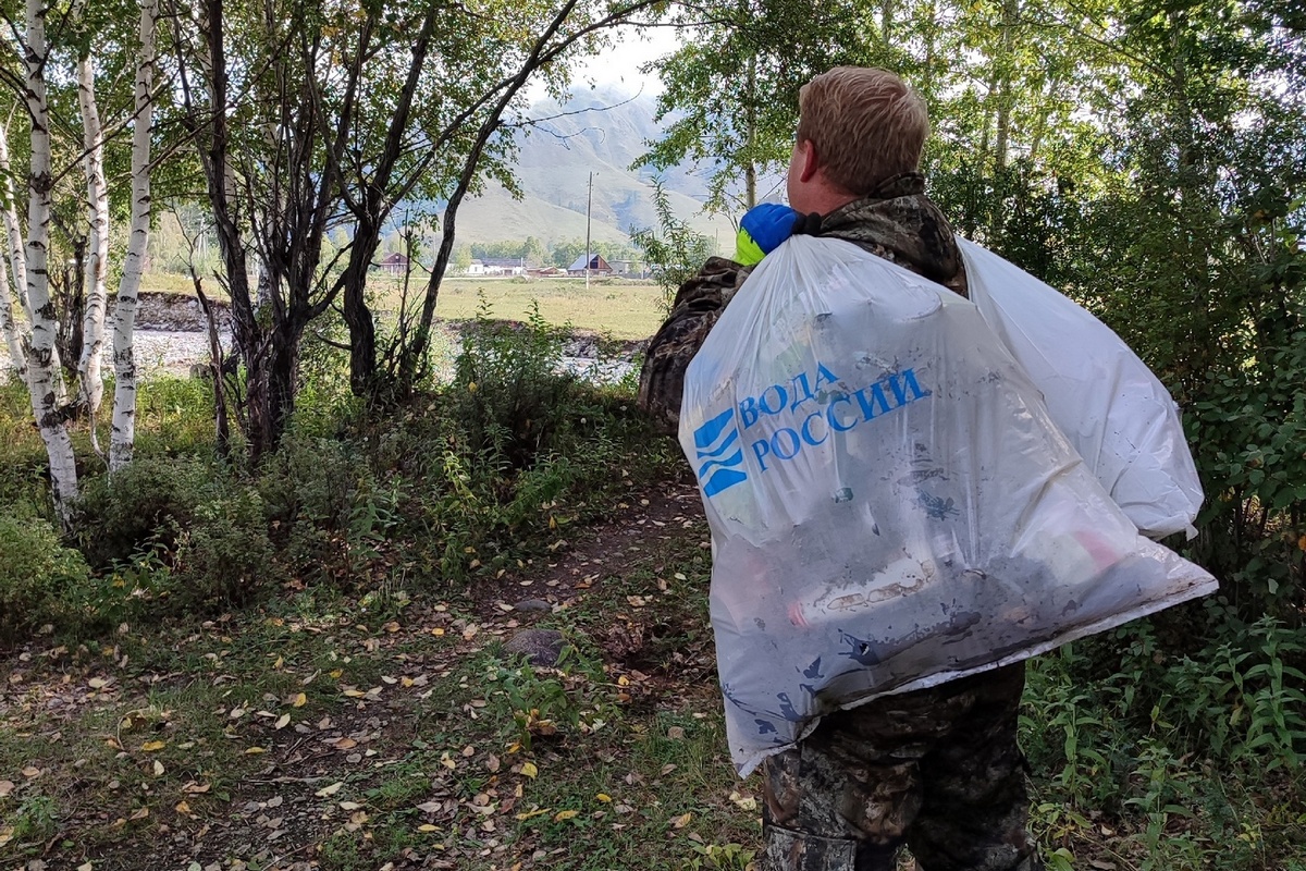 Экодесант очистил от мусора берега рек в Усть-Коксинском районе 